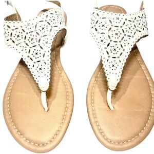 NIB White Flat Sandal 
Touch Of Glitter 
Medinie by Dream Pairs 
Women’s 7.5
